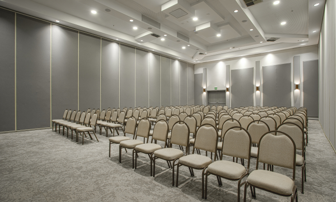 Espaço da sala de reuniões com configuração de assentos